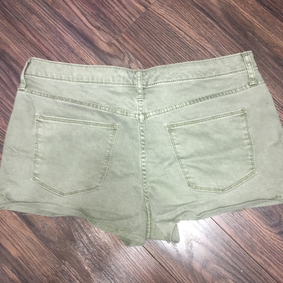 Green Mid rise shorts - Picture 3 of 3